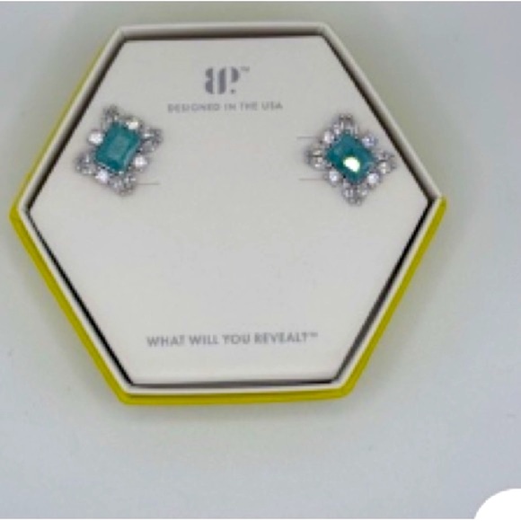 🐝$108 NIB party Bomb Blue Topaz Ice Crystal Earrings